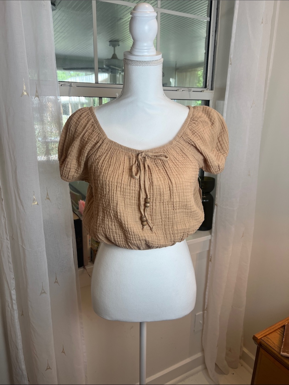 No Boundaries Tan Gauze Tie-Front Puff-Sleeve Crop Top size medium NWT!